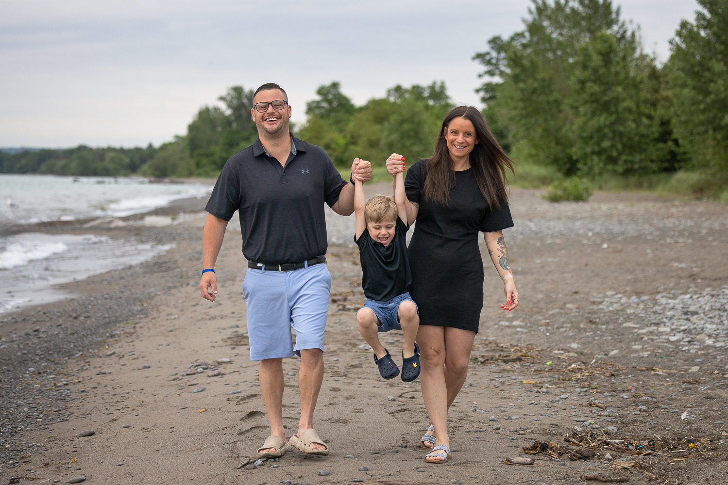 candid-family-beach-photos-ontario candid family beach photos in Hamilton, Ontario